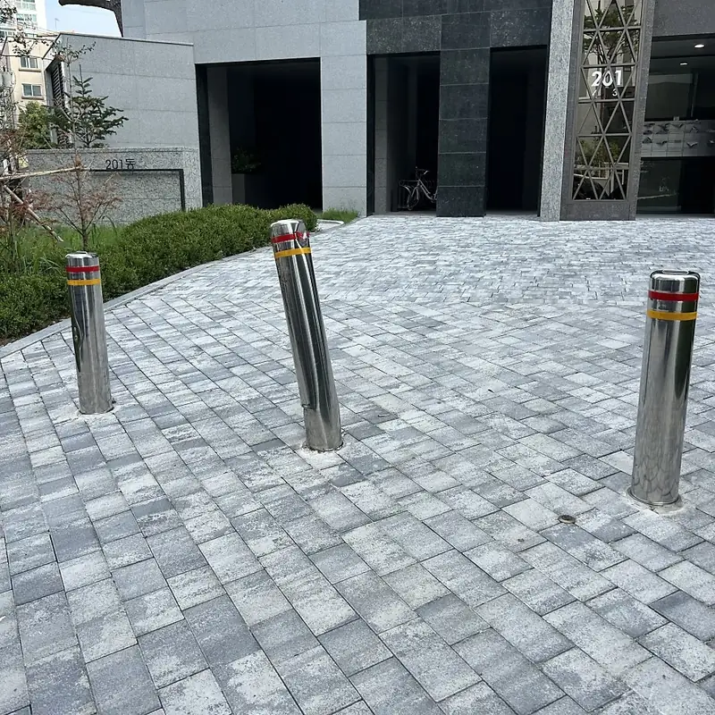아파트 출입구 스테인리스 볼라드 마감