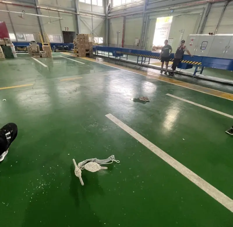 공장 창고 마당, 노후·마모로 교체가 필요한 시공 전 현장