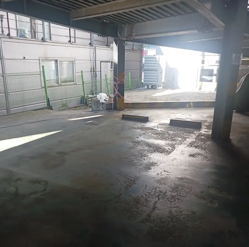 공장 창고동 내부, 작업자가 대기 중인 시공 전 현장